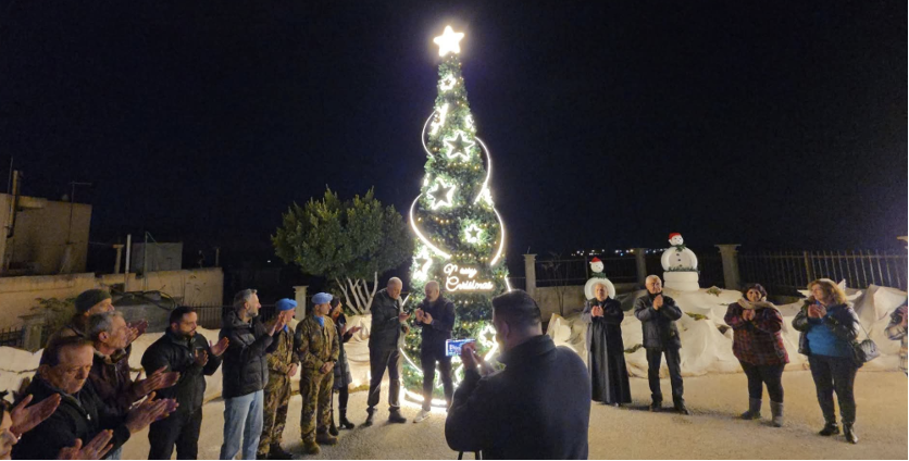 صورة توضيحية للمقال: الميلاد في القرى الحدودية: نورٌ يبدد ظلمة الحرب