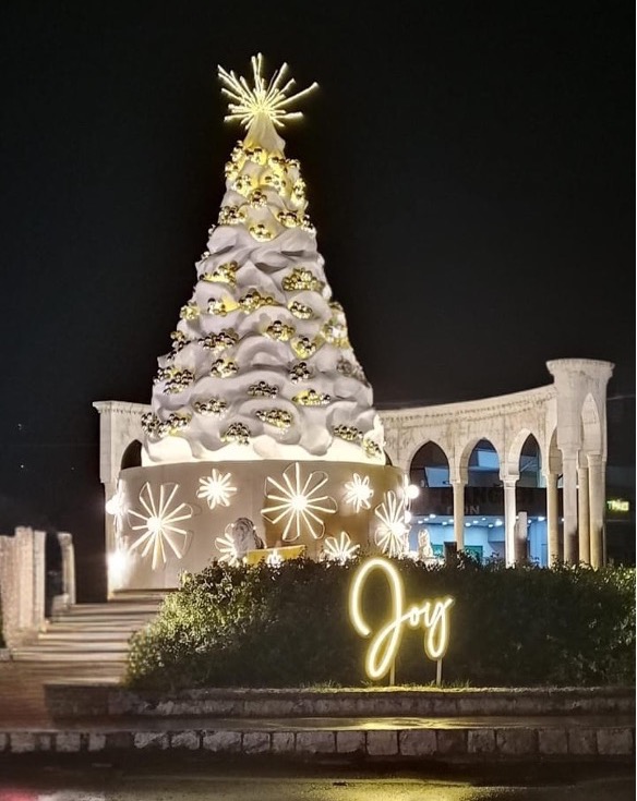 صورة توضيحية للمقال: زغرتا  تحافظ على جوهر الميلاد رغم المظاهر الاحتفالية