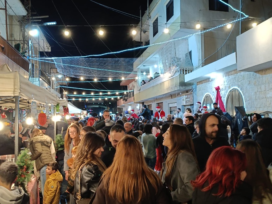 صورة توضيحية للمقال: السوق الميلادي في القاع : حين ينتصر الفرح على القلق 