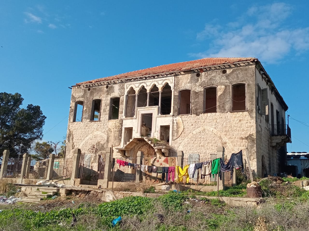 صورة توضيحية للمقال: قصر آل الخازن في زغرتا المتوجّع إهمالًا