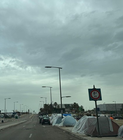 الشتاء يعصف بخيم النازحين