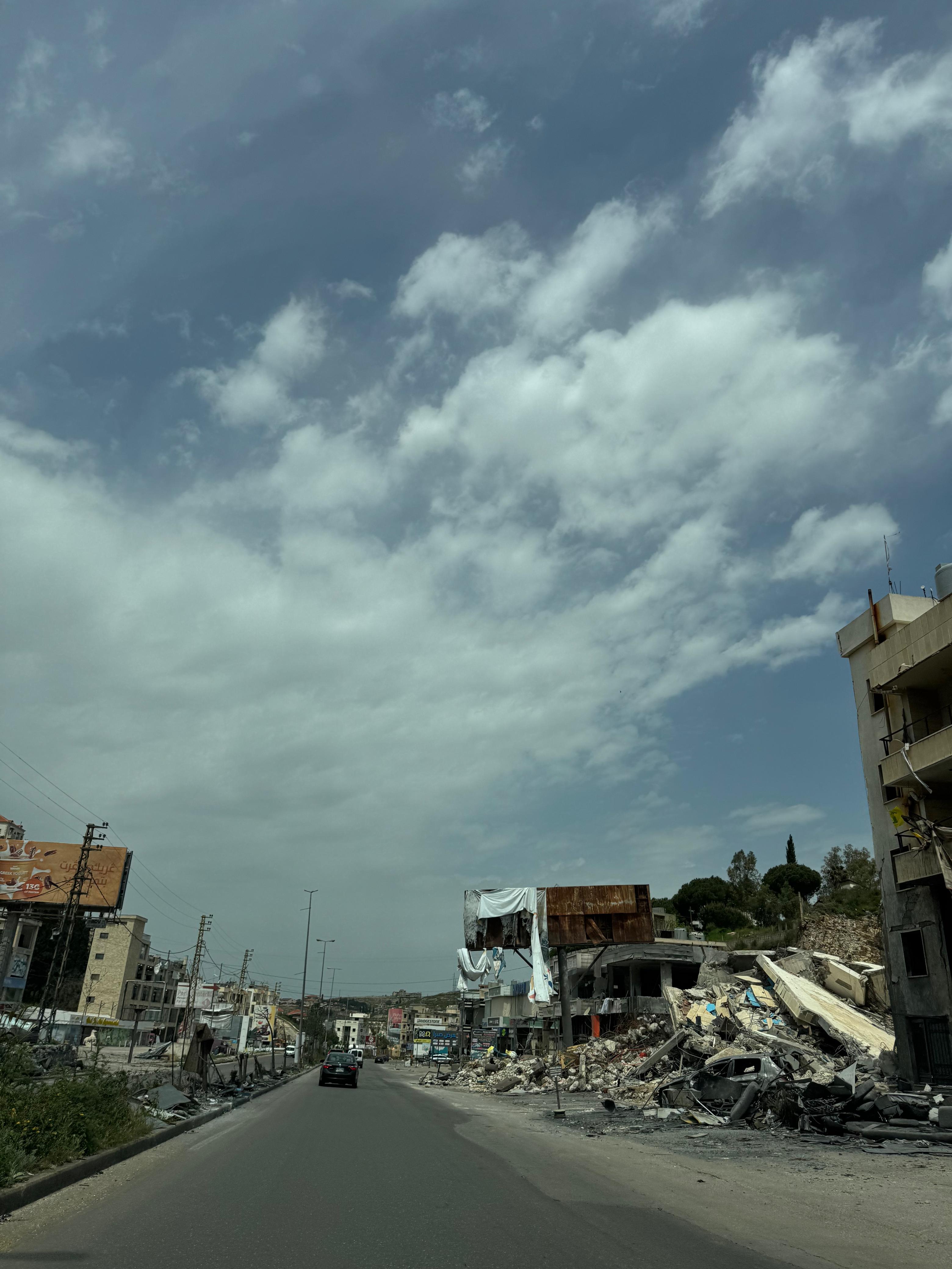 صورة توضيحية للمقال: الجنوب دمار ونزوح على حافة التصعيد